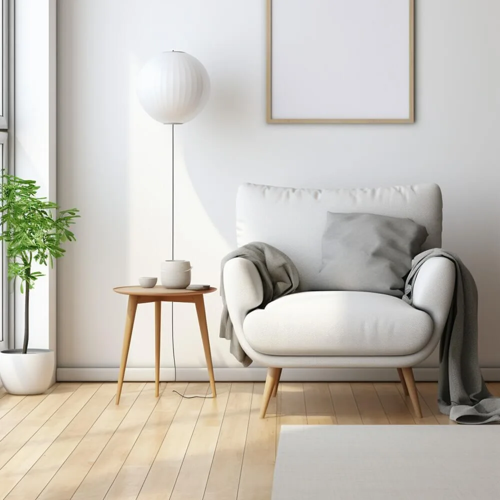 Panele laminowane w jasnym dekorze drewna w salonie z fotelem